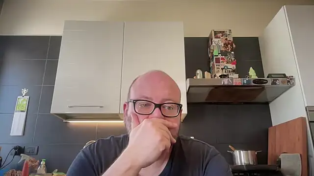 Snapshot of theitalianbear chatting on May 9, 2026, 9:25 am theitalianbear online show from May 9, 2026, 9:25 am