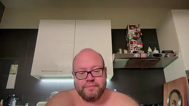 Snapshot of theitalianbear chatting on May 16, 2026, 12:18 am theitalianbear online show from May 16, 2026, 12:18 am