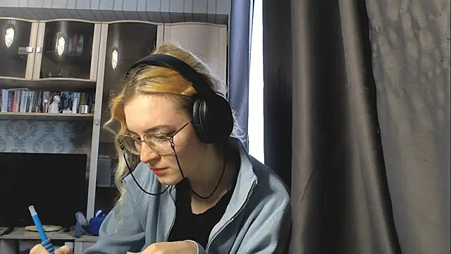 Snapshot of Adelinetre chatting on July 30, 2026, 3:55 pm Adelinetre online show from July 30, 2026, 3:55 pm
