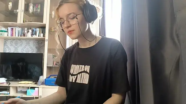 Snapshot of Adelinetre chatting on July 31, 2026, 9:19 am Adelinetre online show from July 31, 2026, 9:19 am