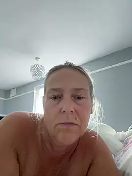 Snapshot of Blondnboujee53 chatting on August 4, 2026, 5:54 am Blondnboujee53 online show from August 4, 2026, 5:54 am