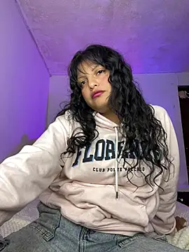 Snapshot of Violeta__22 chatting on August 6, 2026, 5:37 pm Violeta 22 online show from August 6, 2026, 5:37 pm