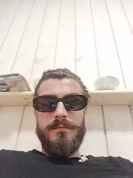squirlovee online show from August 5, 2026, 9:39 pm