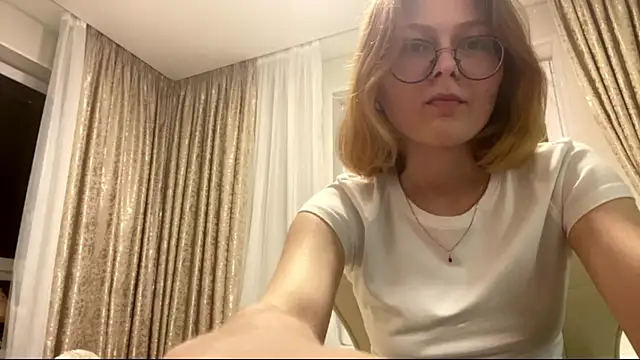 Snapshot of ViennaKiss chatting on August 7, 2026, 11:45 am ViennaKiss online show from August 7, 2026, 11:45 am