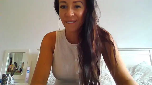 Snapshot of Charming-ScarlettX chatting on August 5, 2026, 8:17 am Charming-ScarlettX online show from August 5, 2026, 8:17 am