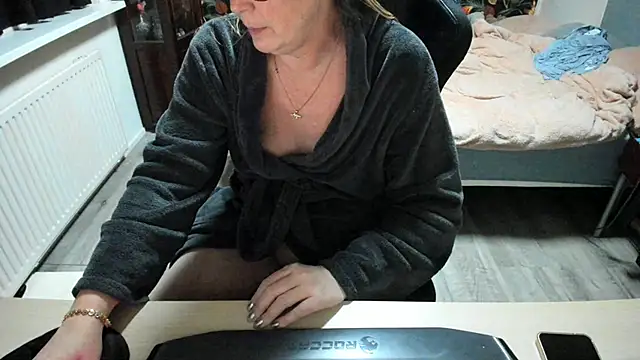 minoesje37 online show from February 19, 2025, 8:41 pm