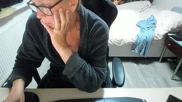 minoesje37 online show from September 14, 2025, 7:02 pm