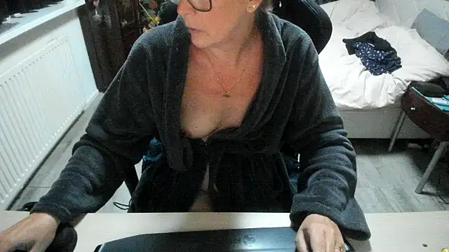 minoesje37 online show from September 23, 2025, 7:28 pm