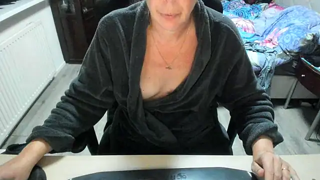 minoesje37 online show from October 4, 2025, 8:29 pm