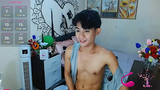 Snapshot of WildestTwink chatting on November 4, 2025, 5:45 pm WildestTwink online show from November 4, 2025, 5:45 pm