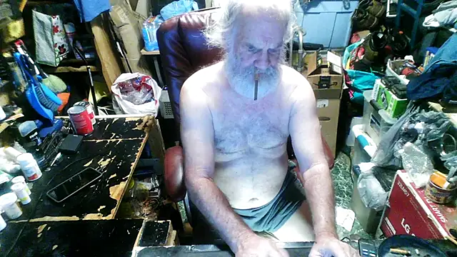 Snapshot of russtee chatting on December 17, 2025, 10:16 pm russtee online show from December 17, 2025, 10:16 pm