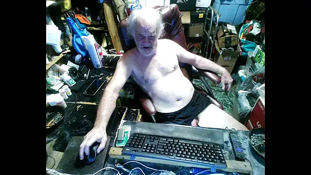 Snapshot of russtee chatting on January 15, 2026, 7:39 pm russtee online show from January 15, 2026, 7:39 pm