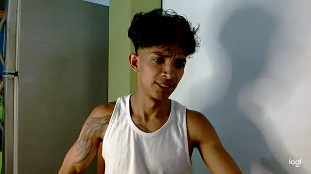  dannyaldana  online show from November 18, 2025, 5:12 am