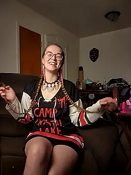 Snapshot of Izzy_Hellbourne chatting on June 5, 2026, 7:08 pm Izzy Hellbourne online show from June 5, 2026, 7:08 pm