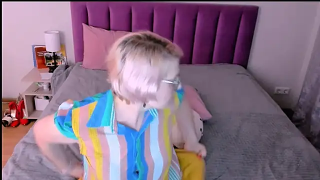 sabrinamacmarren online show from December 5, 2025, 6:04 pm