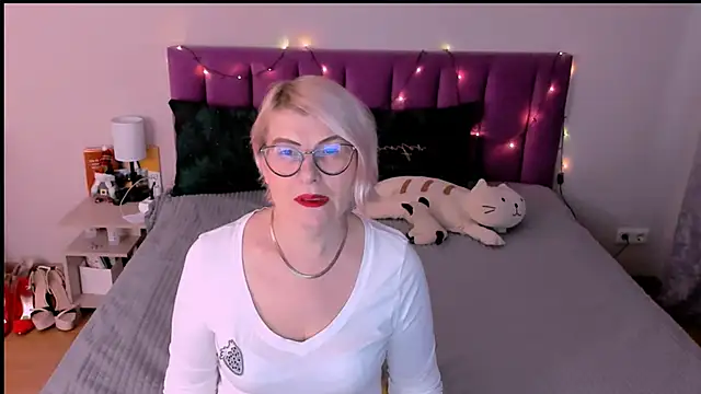 sabrinamacmarren online show from December 16, 2025, 11:59 am