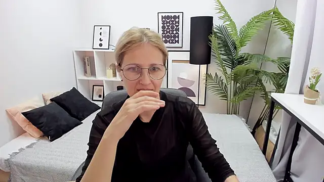 Snapshot of Paris_Cherry chatting on October 14, 2025, 9:26 pm Paris Cherry online show from October 14, 2025, 9:26 pm