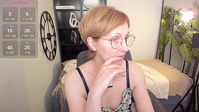Snapshot of Paris_Cherry chatting on May 19, 2026, 6:03 pm Paris Cherry online show from May 19, 2026, 6:03 pm