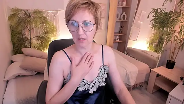 Snapshot of Paris_Cherry chatting on August 4, 2026, 6:21 pm Paris Cherry online show from August 4, 2026, 6:21 pm