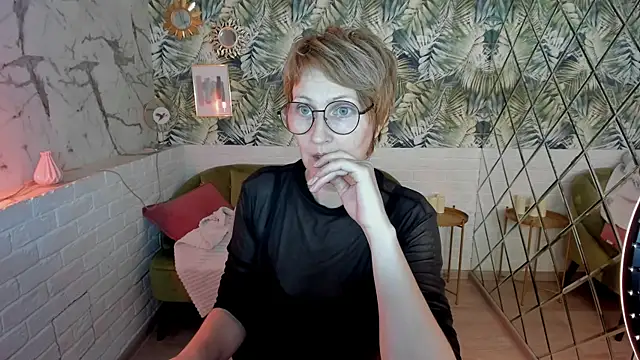 Snapshot of Paris_Cherry chatting on August 5, 2026, 6:11 pm Paris Cherry online show from August 5, 2026, 6:11 pm