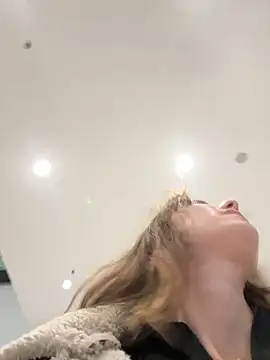 Snapshot of MariiD chatting on December 3, 2024, 7:10 am MariiD online show from December 3, 2024, 7:10 am