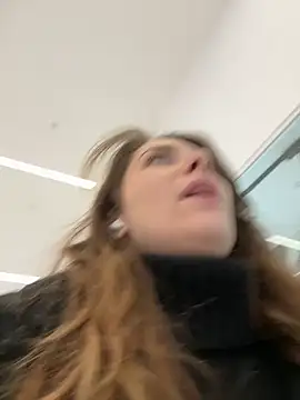 Snapshot of MariiD chatting on December 19, 2024, 7:40 am MariiD online show from December 19, 2024, 7:40 am