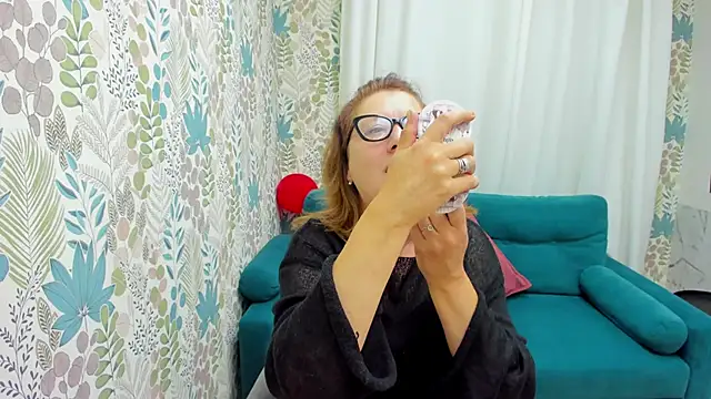 LeaPure online show from September 27, 2025, 5:12 am