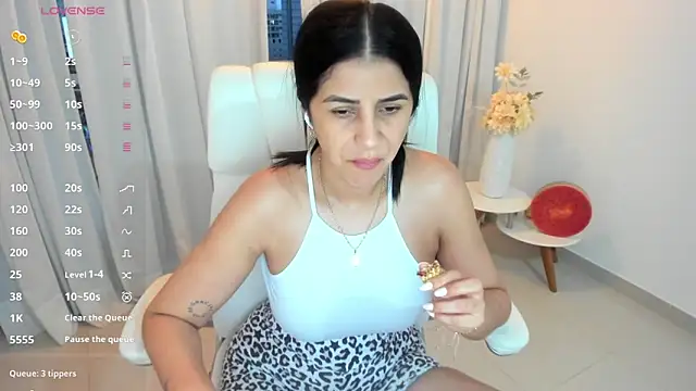 renata t  online show from September 25, 2025, 10:57 pm