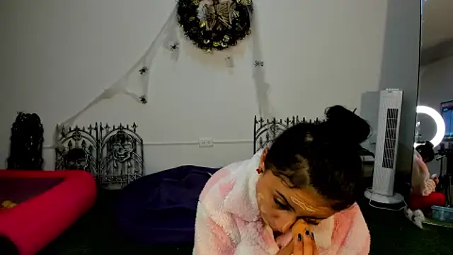 Snapshot of AbbyTaylorr chatting on October 1, 2025, 3:45 am AbbyTaylorr online show from October 1, 2025, 3:45 am