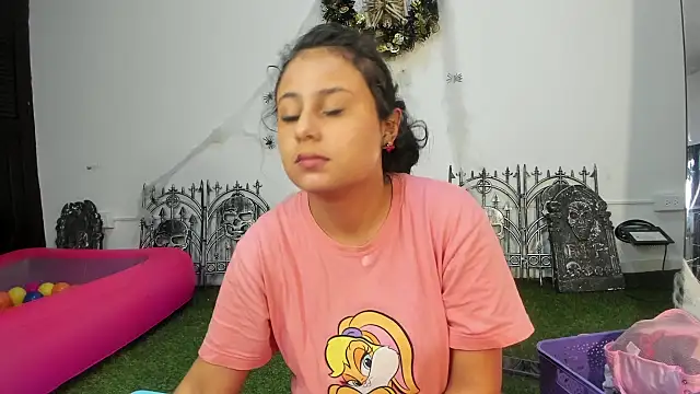 Snapshot of AbbyTaylorr chatting on October 2, 2025, 3:02 am AbbyTaylorr online show from October 2, 2025, 3:02 am