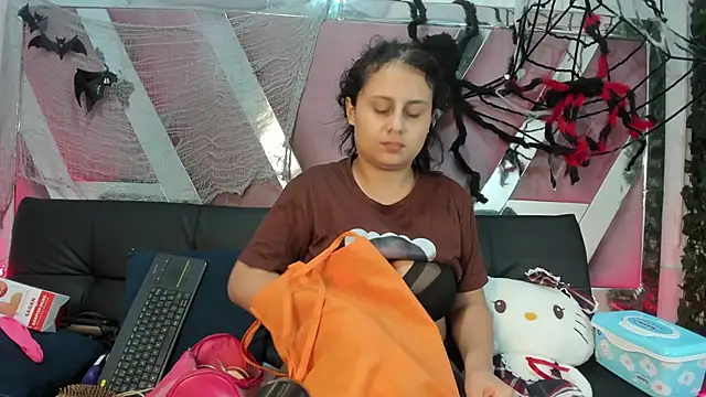 Snapshot of AbbyTaylorr chatting on October 28, 2025, 2:26 am AbbyTaylorr online show from October 28, 2025, 2:26 am