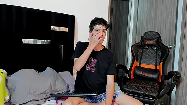 Snapshot of Dimitrixxx__ chatting on February 13, 2025, 12:35 am Dimitrixxx online show from February 13, 2025, 12:35 am