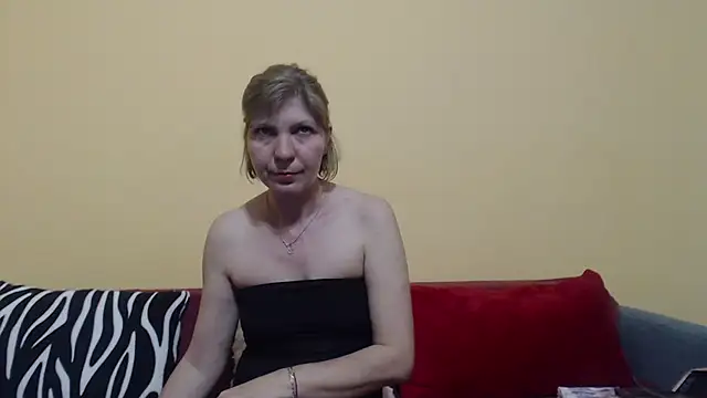 Snapshot of christine33 chatting on April 29, 2026, 2:54 pm christine33 online show from April 29, 2026, 2:54 pm