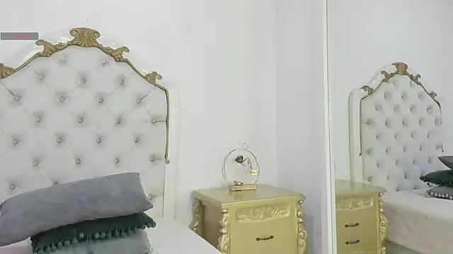 Princsgirl  online show from September 18, 2025, 7:38 pm