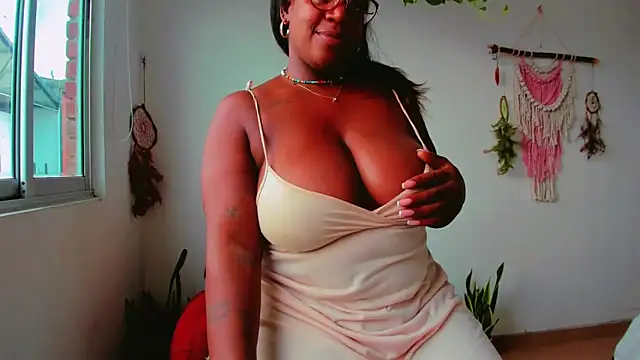 Snapshot of Adrilovechocolate chatting on December 5, 2024, 5:39 pm Adrilovechocolate online show from December 5, 2024, 5:39 pm