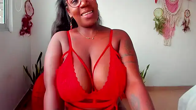 Snapshot of Adrilovechocolate chatting on December 6, 2024, 9:46 pm Adrilovechocolate online show from December 6, 2024, 9:46 pm