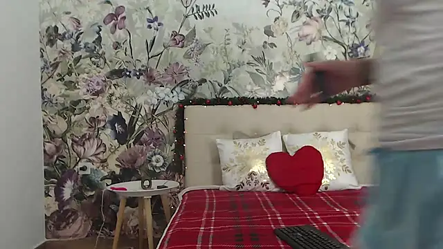 RoseDiamond06 online show from December 21, 2025, 1:29 pm