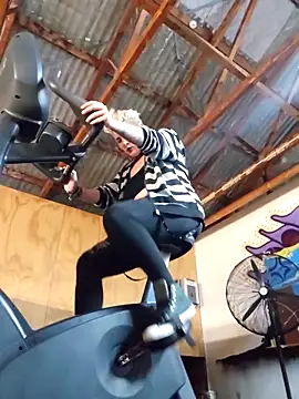 Snapshot of PinkTheHawk chatting on November 28, 2025, 12:46 am PinkTheHawk online show from November 28, 2025, 12:46 am