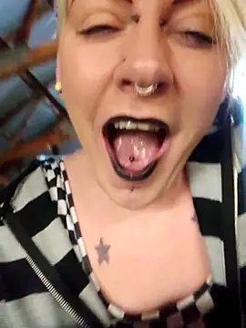 Snapshot of PinkTheHawk chatting on December 16, 2025, 9:14 am PinkTheHawk online show from December 16, 2025, 9:14 am