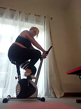 Snapshot of PinkTheHawk chatting on January 11, 2026, 10:26 pm PinkTheHawk online show from January 11, 2026, 10:26 pm