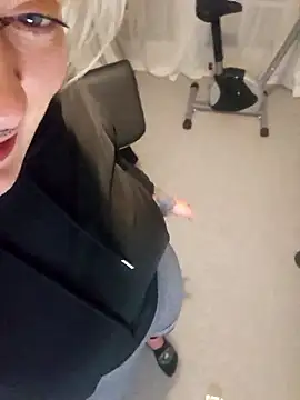 Snapshot of PinkTheHawk chatting on January 13, 2026, 10:42 am PinkTheHawk online show from January 13, 2026, 10:42 am