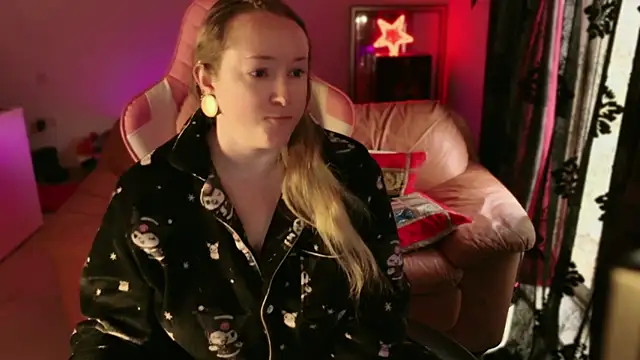 kisicaxx online show from March 18, 2025, 2:04 pm