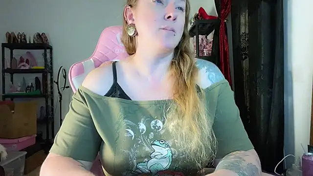 kisicaxx online show from November 18, 2025, 6:45 pm