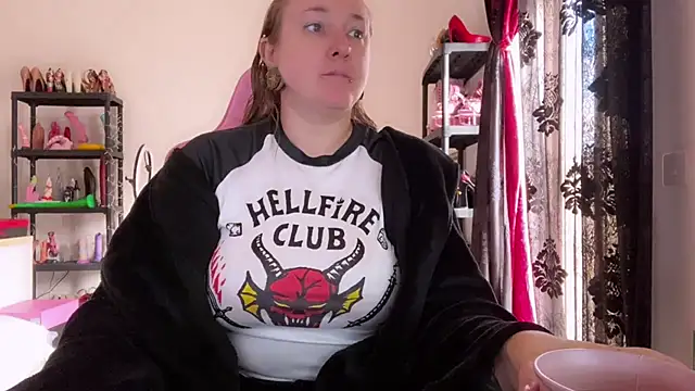 kisicaxx online show from November 27, 2025, 9:00 am