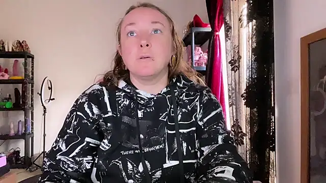 kisicaxx online show from December 17, 2025, 2:01 pm