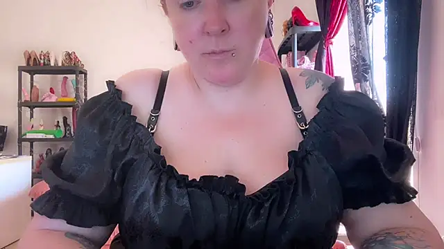 kisicaxx online show from June 25, 2026, 9:36 am