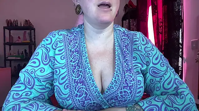 kisicaxx online show from July 8, 2026, 7:35 am