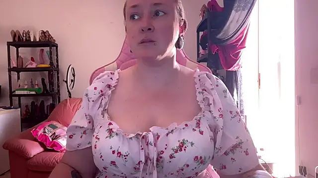 kisicaxx online show from July 16, 2026, 10:10 am