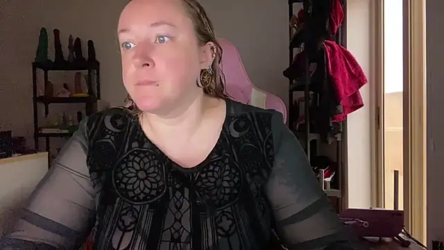 kisicaxx online show from July 28, 2026, 5:14 am