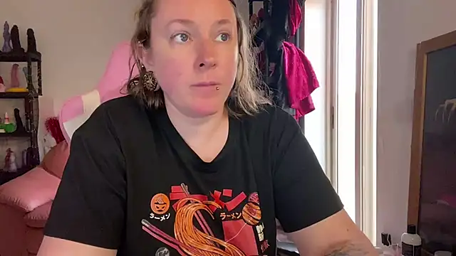 kisicaxx online show from July 30, 2026, 5:23 pm